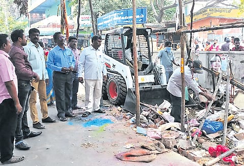 கொடுங்கையூரில் சாலையோர ஆக்கிரமிப்பு கடைகள் இடித்து அகற்றம்