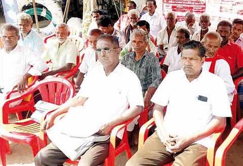 ஏரியை தூர்வாரக்கோரி விவசாயிகள் சங்கத்தினர் உண்ணாவிரதம்