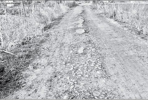 கீழ்வேளூர் அருகே சேதமடைந்த சாலையை சீரமைக்க வேண்டும் வாகன ஓட்டிகள் கோரிக்கை