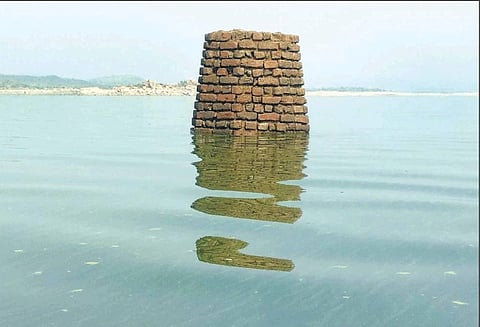 மேட்டூர் அணை நீர்மட்டம் குறைந்ததால் பண்ணவாடி கிறிஸ்தவ ஆலய கோபுரம் வெளியே தெரிகிறது