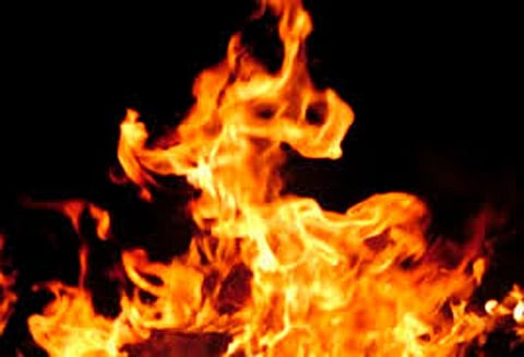 ஆண்டிமடம் அருகே சாலையில் தீக்குளித்த வாலிபர்