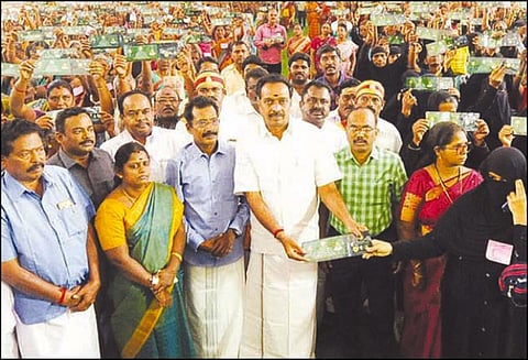 1,580 பயனாளிகளுக்கு ரூ.9½ கோடியில் நலத்திட்ட உதவிகள் அமைச்சர் எம்.ஆர்.விஜயபாஸ்கர் வழங்கினார்