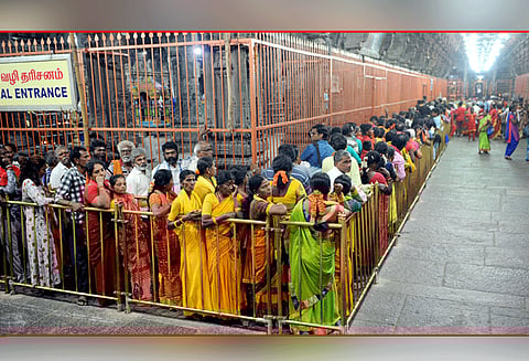 திருவண்ணாமலை அருணாசலேஸ்வரர் கோவிலில் பக்தர்கள் கூட்டம் அலைமோதியது நாளை மறுநாள் திருவூடல் திருவிழா நடக்கிறது