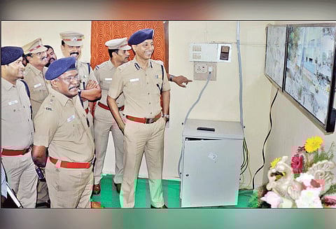 நகரம் முழுவதையும் கண்காணிக்க 30 கட்டுப்பாட்டு அறைகளுடன் 14,200 கேமராக்கள் இணைப்பு கோவை போலீஸ் கமிஷனர் தகவல்
