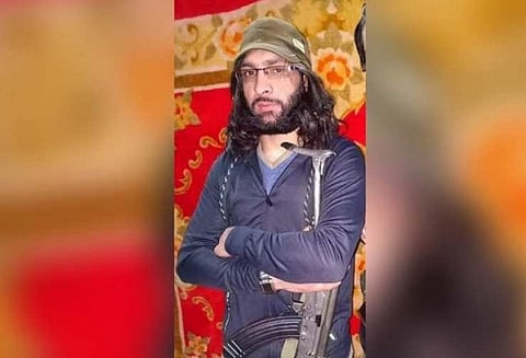 காஷ்மீரில் பாதுகாப்பு படையினருடன் மோதல் - பயங்கரவாத அமைப்பின் தளபதி உள்பட 2 பேர் பலி