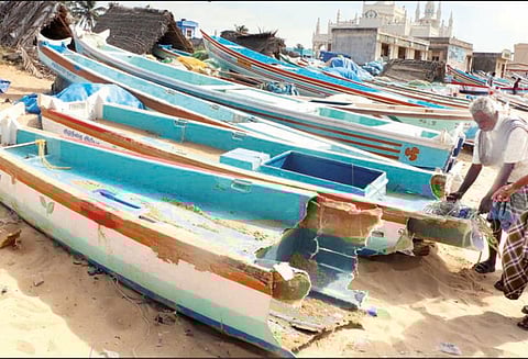 பள்ளத்தில் கடல் சீற்றம்; படகுகள் சேதம்