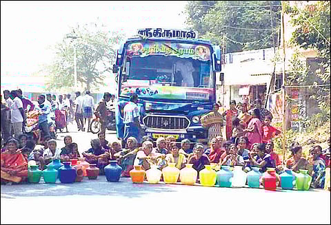 பென்னாகரம் அருகே குடிநீர் கேட்டு காலிக்குடங்களுடன் பொதுமக்கள் சாலைமறியல்
