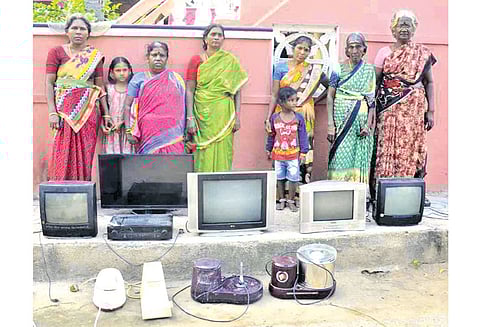 உயர் மின்அழுத்தம் காரணமாக மணலியில் 100 வீடுகளில் டி.வி., பொருட்கள் சேதம்