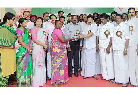 திண்டிவனத்தில் 830 பெண்களுக்கு தாலிக்கு தங்கம் அமைச்சர் சி.வி.சண்முகம் வழங்கினார்