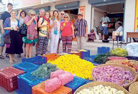 தோவாளையில் பூக்களை பார்த்து வியந்த வெளிநாட்டு சுற்றுலா பயணிகள் மார்க்கெட்டில் கடை கடையாக சென்று ரசித்தனர்