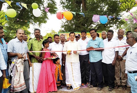 கம்மவான்பேட்டையில் விளையாட்டு மைதானம் - கலெக்டர் ராமன் திறந்து வைத்தார்
