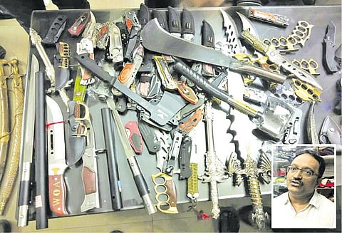 துப்பாக்கி உள்ளிட்ட பயங்கர ஆயுதங்கள் பறிமுதல் : பா.ஜனதா பிரமுகர் கைது