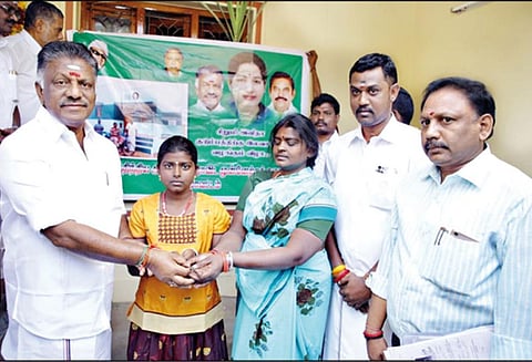 பெற்றோர்களை பராமரித்து வந்த சிறுமிக்கு ரூ.3¾ லட்சத்தில் புதிய வீடு - ஓ.பன்னீர்செல்வம் சொந்த செலவில் கட்டி கொடுத்தார்