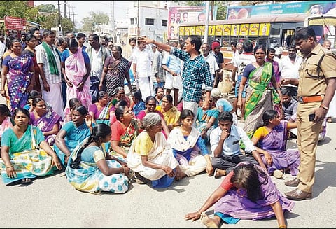 ராசிபுரம் அருகே திருமணமான 4 மாதத்தில் புதுப்பெண் தற்கொலை - சாவில் சந்தேகம் இருப்பதாக உறவினர்கள் சாலை மறியல்