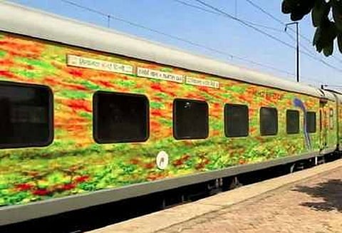 சிக்னலுக்கு காத்திருந்த எக்ஸ்பிரெஸ் ரெயிலில் புகுந்து கொள்ளை அடித்து தப்பிய கும்பல்