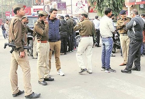 கணவர் மீது சந்தேகம்; தகனமேடையில் எரிந்து கொண்டிருந்த பெண்ணின் உடலை மீட்ட போலீசார்