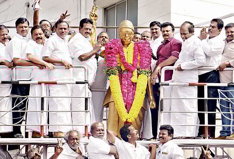 மாவட்டம் முழுவதும் எம்.ஜி.ஆர். பிறந்தநாள் விழா கொண்டாட்டம்