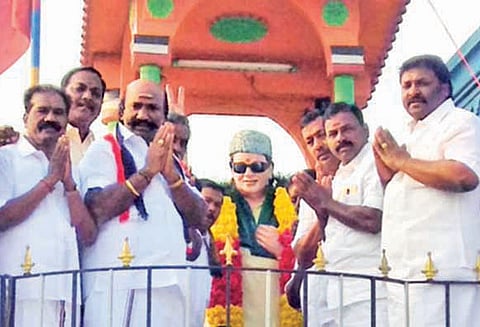 எம்.ஜி.ஆர். சிலைக்கு மரியாதை