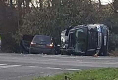 இங்கிலாந்து இளவரசர் பிலிப் ஓட்டிச்சென்ற கார் விபத்தில் சிக்கியது: அதிர்ஷ்டவசமாக காயமின்றி தப்பினார்