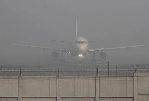 டெல்லியில் கடுமையான பனிமூட்டம்: 450 விமானங்களின் சேவை பாதிப்பு