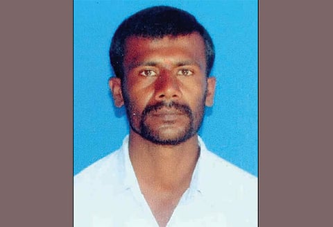 மது குடிக்க பணம் தர மறுத்ததால் தொழிலாளி வெட்டிக்கொலை - தம்பி கைது