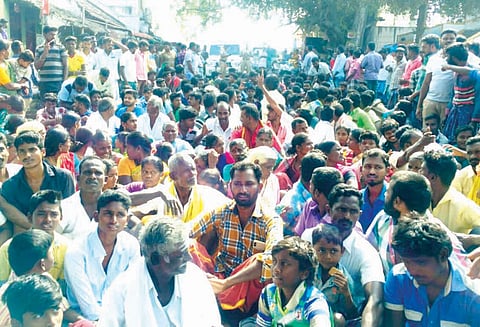 நங்கவள்ளி அருகே, கோவில் விழா நடத்துவதில் பிரச்சினை: கிராம மக்கள் திடீர் சாலை மறியல் அதிகாரிகள் பேச்சுவார்த்தையில் உடன்பாடு