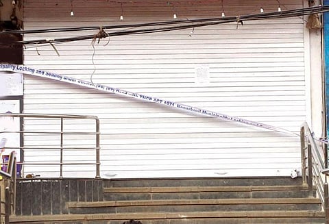 நாகர்கோவிலில் விதிமுறை மீறி கட்டப்பட்ட 4 கட்டிடங்களுக்கு ‘சீல்’ வைப்பு - அதிகாரிகள் நடவடிக்கை