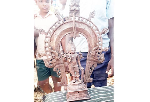 விக்கிரமங்கலம் அருகே கோவிலில் திருட்டுபோன வீரபத்திரர் வெண்கல சிலை ஏரியில் கண்டெடுப்பு