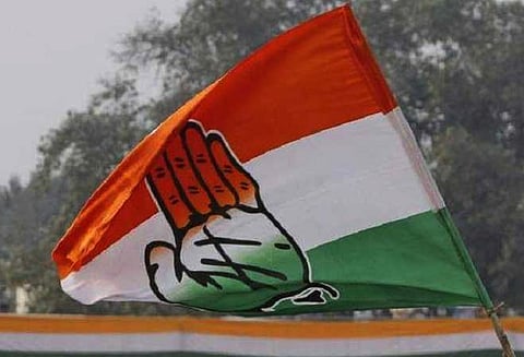 சொகுசு ஓட்டலில் தங்க வைக்கப்பட்டுள்ள கர்நாடக காங்கிரஸ் எம்.எல்.ஏ.க்கள் இடையே மோதல்; அடிதடி