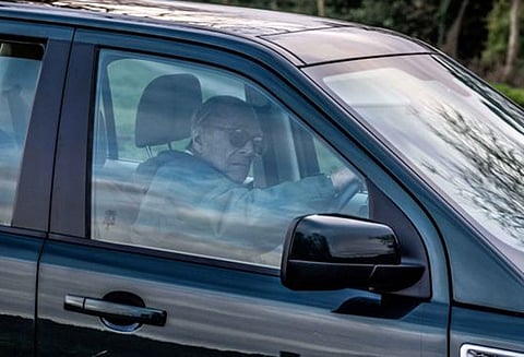 ‘சீட் பெல்ட்’ அணியாமல் காரை ஓட்டிய இங்கிலாந்து இளவரசருக்கு போலீசார் அறிவுரை