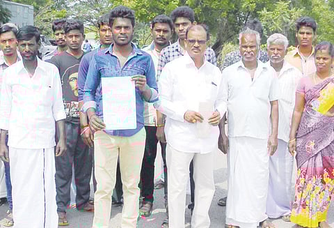 கிணற்று தண்ணீரை விற்பவர் மீது நடவடிக்கை கோரி மனு பெரம்பலூர் கலெக்டரிடம், விவசாயிகள் கொடுத்தனர்