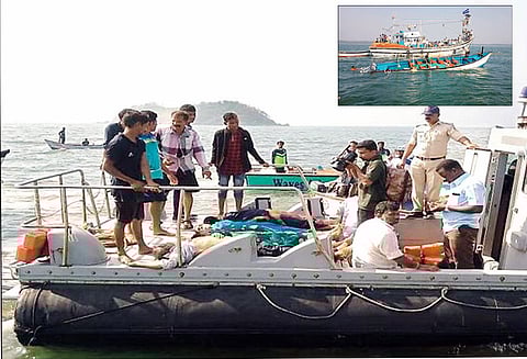 கார்வார் அருகே தீவு கோவில் விழாவில் பங்கேற்று திரும்பிய போது சோகம் நடுக்கடலில் படகு கவிழ்ந்து 8 பேர் பலி 17 பேர் பத்திரமாக மீட்பு