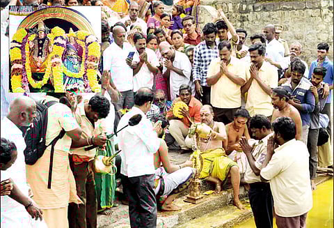 திருவண்ணாமலையில் தைப்பூசத்தை முன்னிட்டு ஈசானிய குளத்தில் அருணாசலேஸ்வரர் தீர்த்தவாரி - திரளான பக்தர்கள் தரிசனம்