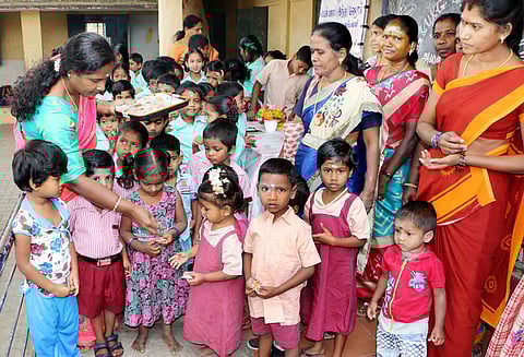 171 அங்கன்வாடி மையங்களில் எல்.கே.ஜி., யு.கே.ஜி. வகுப்புகள் தொடக்கம்