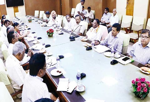 பசுமை தொழிற்சாலைகள் தொடர்பாக நாராயணசாமி, அதிகாரிகளுடன் ஆலோசனை