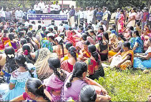 9 அம்ச கோரிக்கைகளை நிறைவேற்ற வலியுறுத்தி ஜாக்டோ- ஜியோ அமைப்பினர் போராட்டம்