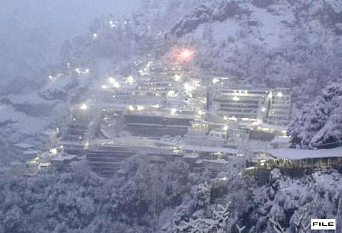 கடும் பனிப்பொழிவால் வைஷ்ணவ தேவி கோவிலுக்கு ஹெலிகாப்டர் சேவை நிறுத்தம்