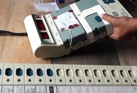 மின்னணு வாக்கு எந்திரங்களில் மோசடி என கூறிய தொழில் நுட்ப வல்லுனர் மீது வழக்கு - தேர்தல் கமிஷன் நடவடிக்கை