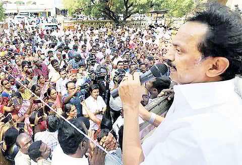 அரசு ஊழியர், ஆசிரியர்கள் போராட்டத்திற்கு தி.மு.க. ஆதரவு ஆர்ப்பாட்டத்தில் பங்கேற்று மு.க.ஸ்டாலின் உறுதி