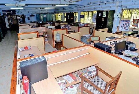 அரசு ஊழியர்கள்–ஆசிரியர்கள் வேலை நிறுத்தம்: 336 தொடக்க, நடுநிலைப்பள்ளிகள் மூடப்பட்டன அரசு அலுவலகங்களில் பெரும் பாதிப்பு இல்லை