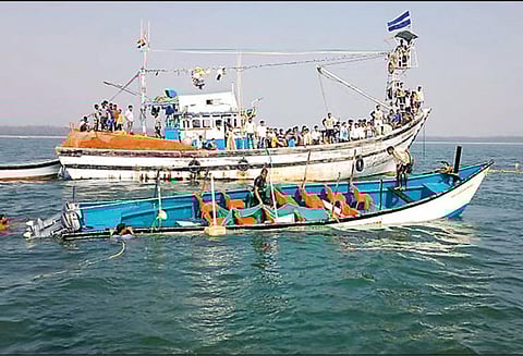 நடுக்கடலில் படகு கவிழ்ந்த விபத்தில் மேலும் 5 பேரின் உடல்கள் மீட்பு சாவு எண்ணிக்கை 13 ஆக உயர்ந்தது