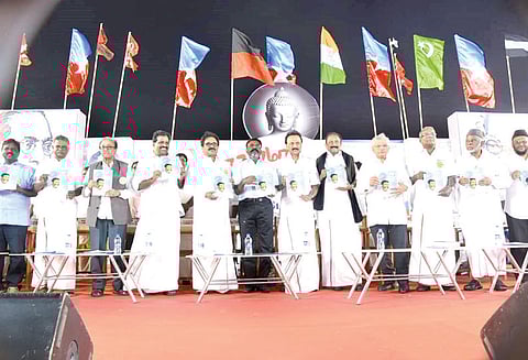 விடுதலை சிறுத்தைகள் கட்சி சார்பில் தேசம் காப்போம் மாநாடு திருச்சியில் நடந்தது மு.க.ஸ்டாலின், வைகோ, திருமாவளவன் உள்ளிட்டோர் பங்கேற்பு