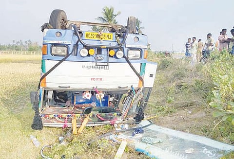 வெள்ளனூர் அருகே சுற்றுலா வேன் கவிழ்ந்ததில் 12 பேர் படுகாயம்