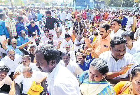 திருவள்ளூரில் ஜாக்டோ-ஜியோ அமைப்பினர் 2-வது நாளாக மறியல் 2 மணி நேரம் போக்குவரத்து பாதிப்பு