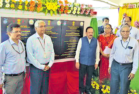 கடல் அரிப்பு, புயலில் இருந்து பாதுகாக்க கடலுக்குள் தடுப்பணை நாட்டுக்கு அர்ப்பணித்தார் மத்திய மந்திரி