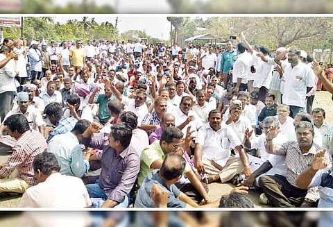 திருவாரூரில் ஜாக்டோ-ஜியோ அமைப்பினர் 3-வது நாளாக சாலை மறியல்