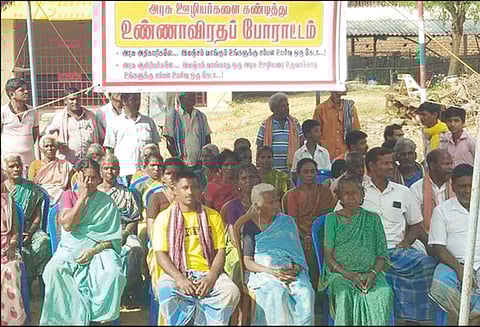 திருமானூர் அருகே ஆசிரியர்களை கண்டித்து பொதுமக்கள் உண்ணாவிரதம்