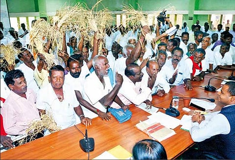 காப்பீட்டு தொகை வழங்காததை கண்டித்து கலெக்டரை முற்றுகையிட்ட விவசாயிகள்