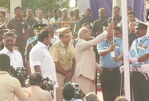 குடியரசு தினத்தினை முன்னிட்டு தமிழக ஆளுநர் தேசிய கொடியை ஏற்றினார்