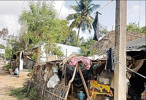 என்.எல்.சி. 3-வது நிலக்கரி சுரங்கத்துக்கு எதிர்ப்பு: குடியரசு தினத்தன்று வீடுகளில் கருப்பு கொடி ஏற்றி கிராம மக்கள் போராட்டம்